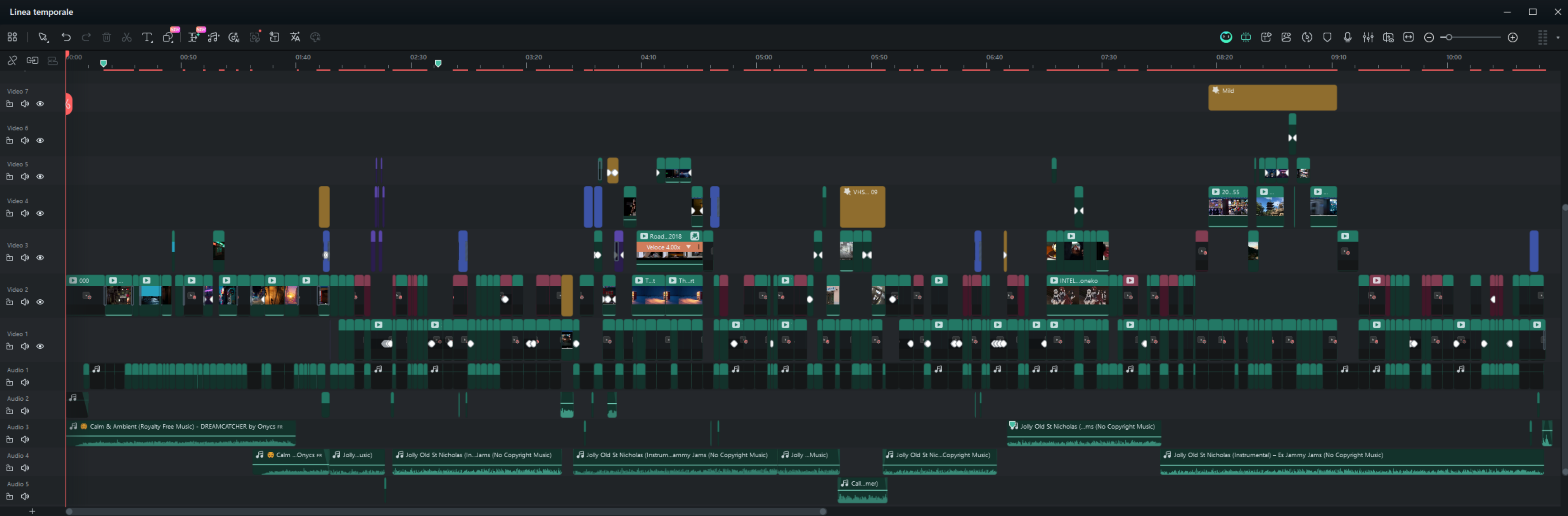 Timeline del primo progetto, con tracce video sovrapposte, tagli ed effetti e più tracce audio.